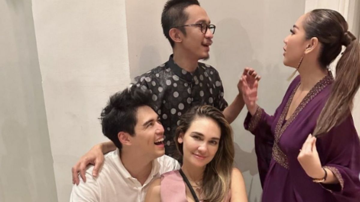 Luna Maya duduk mesra di sebelah Maxime Bouttier. (Instagram/ amingisback)