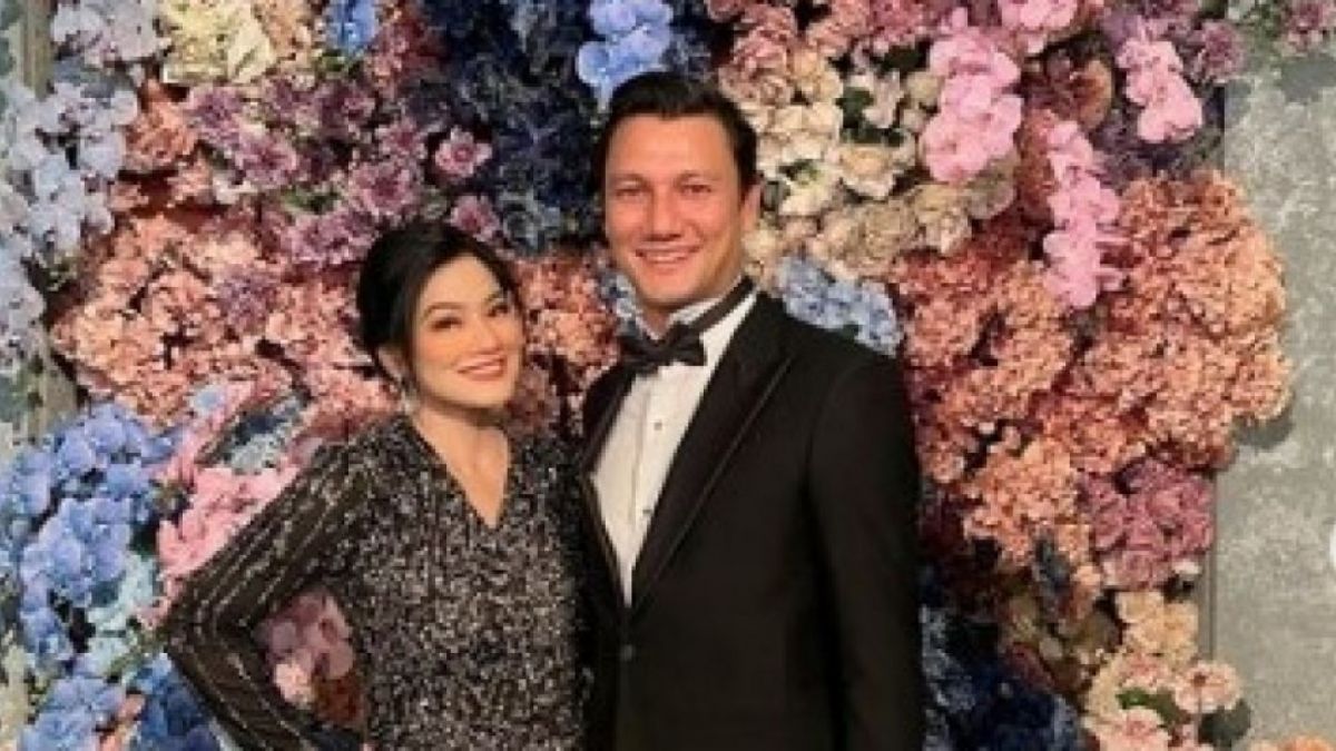 Tebar Senyum usai Digosipkan Selingkuh dari Titi Kamal, Christian Sugiono: Telepon Narsumnya Aja, Dia yang Tahu.[Instagram/@titi_kamall] [Instagram/@titi_kamall]