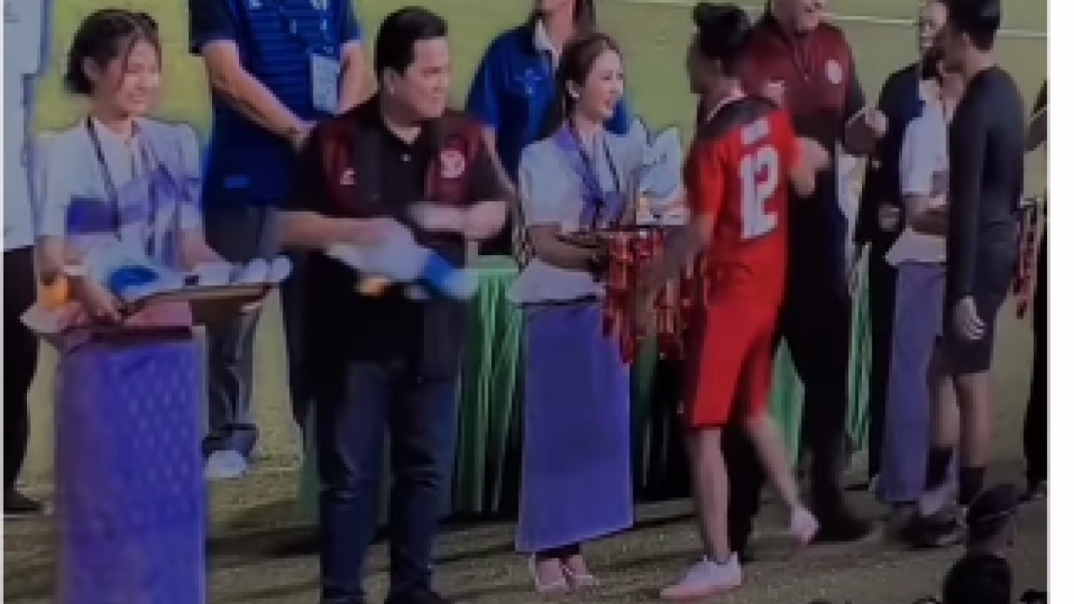 Warganet salfok dengan wanita cantik saat pembagian medali ke timnas Indonesia. (tangkapan layar/ist)