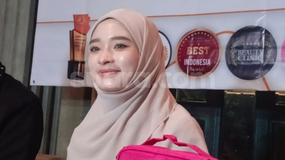 Inara Rusli saat melepas cadar saat menggelar konferensi pers soal perceraiannya dengan Virgoun. [Rena Pangesti/Suara.com]