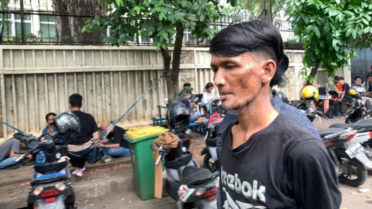 Pria bernama Asep ditangkap polisi usai kepergok mencopet ponsel milik wanita saat pawai bus Timnas Indonesia U-22 di Bundaran HI, Jakarta. (Suara.com/Rakha)