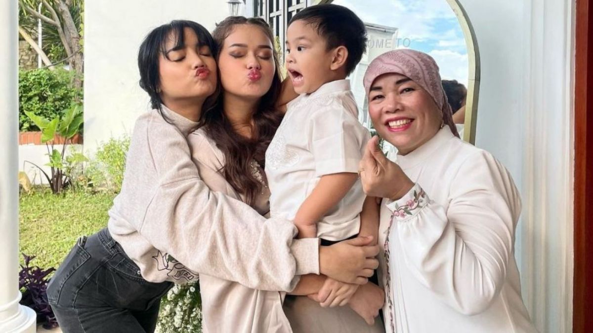Dewi Zuhriati, Gala Sky, Rebecca Klopper dan Fuji (Instagram/@dewizuhriati)