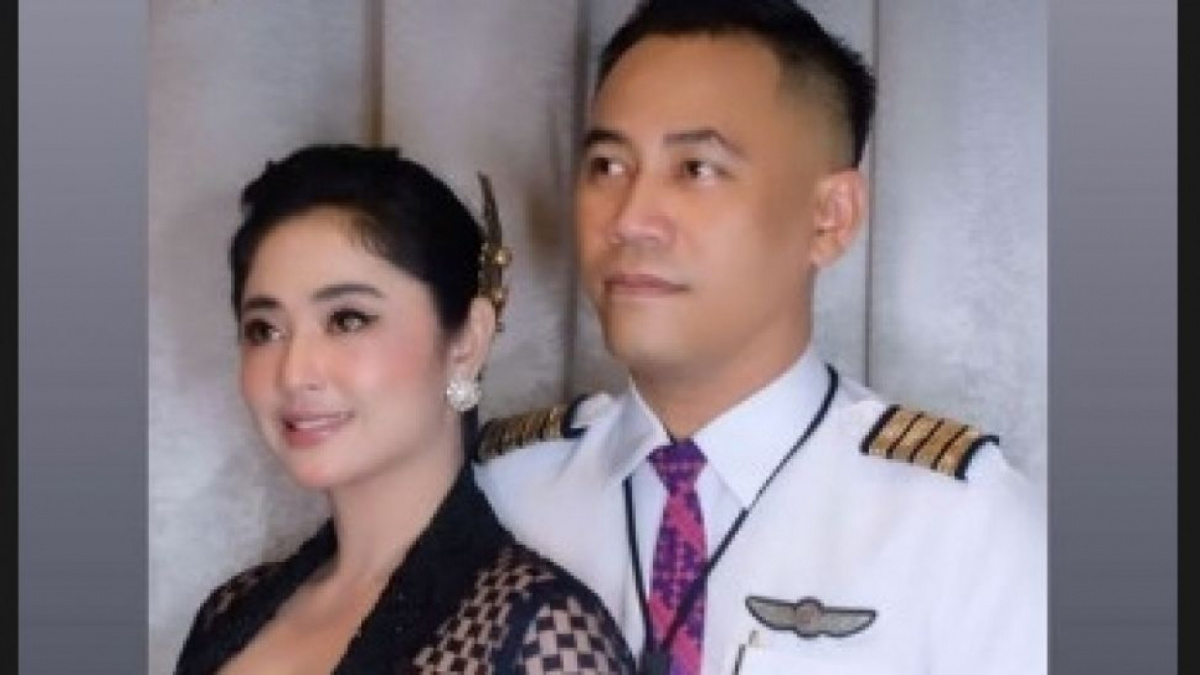 Dewi Perssik dan pilot calon suaminya.  [Instagram/@dewiperssik9] [Instagram/@dewiperssik9]