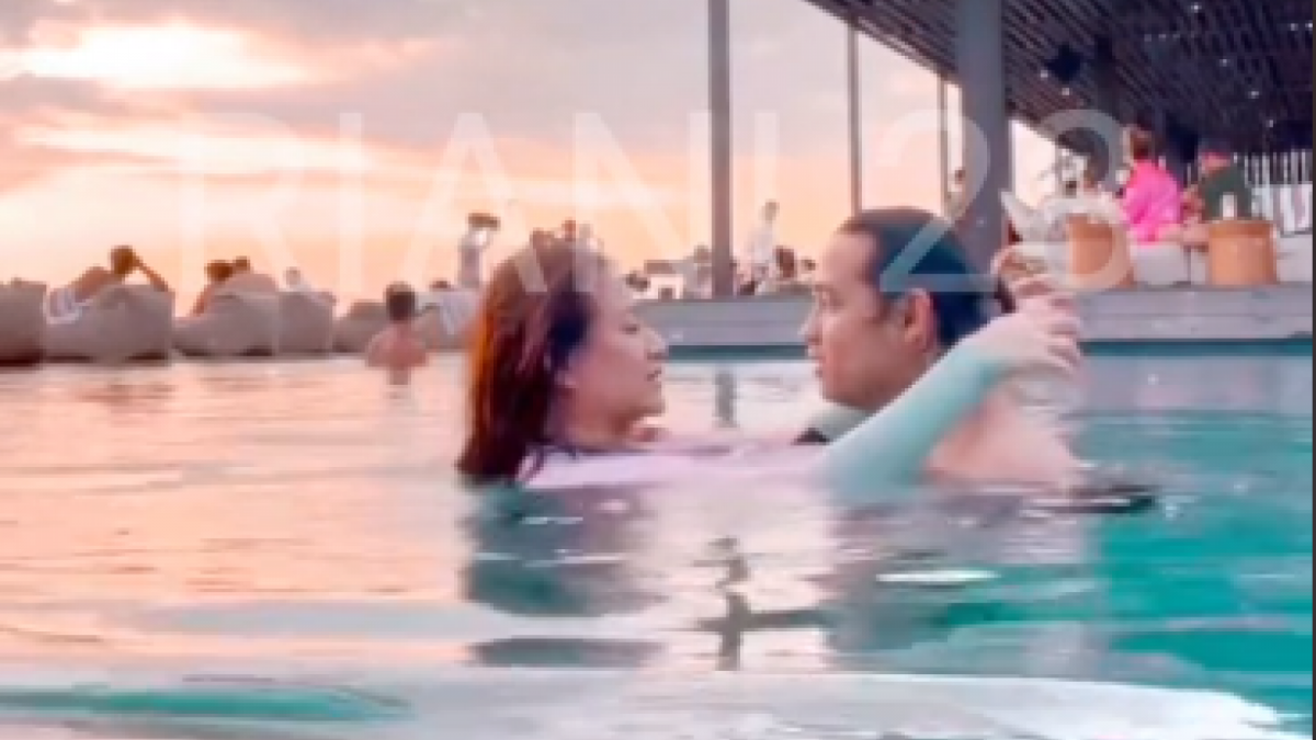 Momen Nathalie Holscher basah-basahan dengan pacar brondongnya, Yogi Ilham. (tangkapan layar/ist)