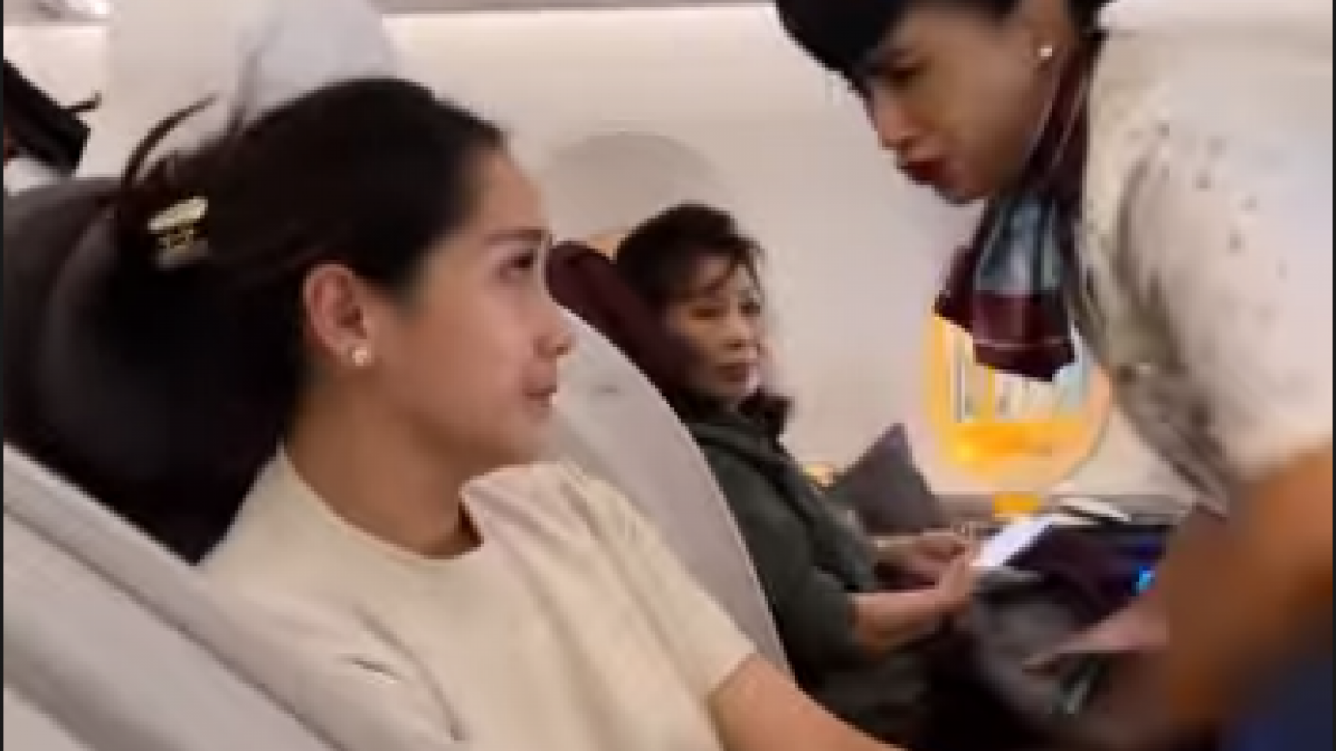 Momen Nagita Slavina menangis di pesawat direkam Raffi Ahmad. (tangkapan layar/ist)