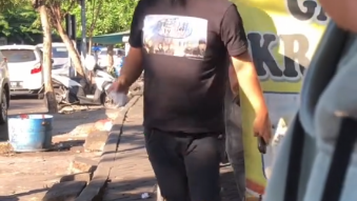 Ahmad Dhani kepergok santap makanan pinggir jalan. (tangkapan layar/ist)