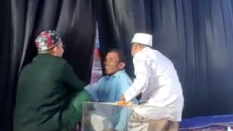 Kocak! Ortu Pengantin Nyengir usai Jatuh ke Bawah Panggung, Hadirin Akad Nikah Tertawa Ngakak sampai Batuk