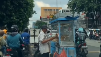 Heboh Pedagang Gorengan Santuy Masak saat Gerobak Berhenti di Lampu Merah: Time is Money