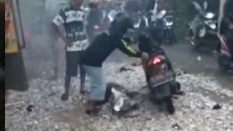 Geger Petasan Mendadak Meledak saat Dibawa Pemotor, Netizen: Innallilahi