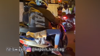 Viral Pria-Wanita Sejaket Berdua di Motor, Warganet: Tangannya ke Mana Tuh?