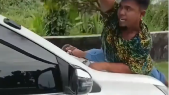 Viral Pria Nemplok di Kap Mobil Dibawa Ngebut ke Markas TNI, Netizen: Masuk Kandang Macan Apes Tuh Preman