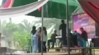 Viral Tiga Cewek Disambar Petir saat Asyik Joget Dangdut di Atas Panggung, Warganet: Tutorial Menantang Tuhan