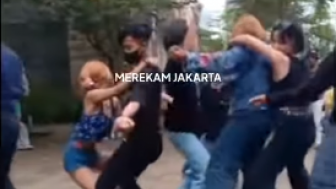 Kurma CFW Cs Joget Vulgar di Dukuh Atas Bikin Netizen Jijik: Pulang Tong, Emak Lo Noh Malu