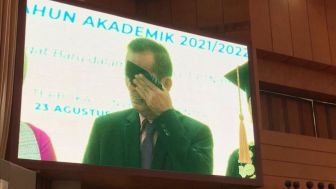 Viral Ayah Brigadir J Nangis hingga Cium Ijazah Almarhum Anaknya, Netizen Ikut Mewek: Sambo oh Sambo