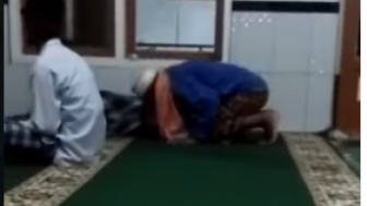 Molor di Masjid, Pemuda Tercipok Jemaah saat Salat, Netizen: Tutorial Disalatin