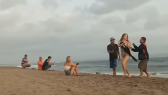 Viral Bapak-bapak Tertangkap Basah Rekam Bule Seksi di Pantai, Netizen: Astaga Bikin Malu