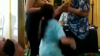 Viral Ngamuk Jenggut Bapaknya saat Asyik Nyawer Biduan di Panggung, Netizen Puji Aksi Sang Anak: Senjata Makan Tuan!