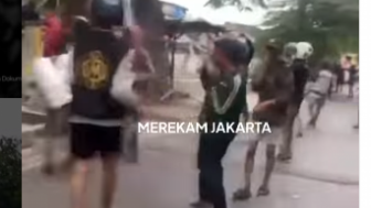 Viral Kurir Lewati Hujan Batu di Lokasi Tawuran Demi Antar Paket, Warganet: Jalur Gaza Versi Lite