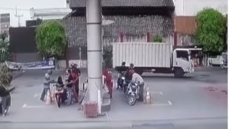 Viral Bapak-bapak Santai Bakar Tangki Pemotor di SPBU, Berontak saat Ditangkap hingga Tendang Polisi