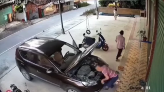 Tragis! Mobil Berjalan Sendiri saat Diperbaiki, Pria Terlindas hingga Tergencet di Rolling Door