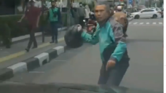 Sudah Salah Lawan Arah, Sopir Ojol Ngamuk Ancam Kepruk Pemobil Pakai Helm, Netizen Murka: Laporin Biar Nganggur