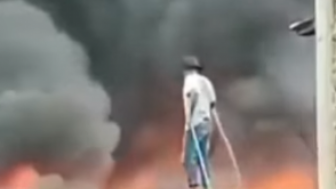 Pria Santuy Padamkan Kebakaran Besar Pakai Selang, Netizen Deg-degan: Kayak Nyiram Taneman