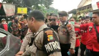 Teriak-teriak Bikin Keributan saat Ferdy Sambo Diadili, Pria Berkacamata Hitam Ditangkap Polisi