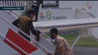 Momen Langka! Iriana Jatuh di Tangga Pesawat, Jokowi Larang Paspampres Sentuh Ibu Negara