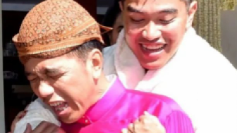 Ekspresi Jokowi Tertatih-tatih Gendong Putranya saat Prosesi Siraman, Kaesang: Udah Kasihan Bapak