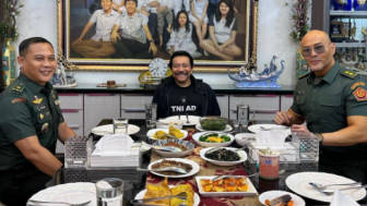 Pamer Foto Makan Bareng 'Ayah' Hendropriyono usai Dapat Pangkat Letkol Tituler, Deddy Corbuzier Dirisak Netizen: The Real jadi TNI karena Orang Dalam