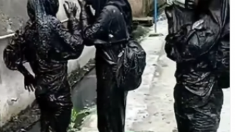 Video 3 Siswi Berhijab Mendadak Hitam usai Kecebur Comberan Malah jadi Guyonan: Berubah jadi Valak