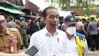 Ketawa Tanggapi Isu Rabu Pon Bakal Reshuflle, Jokowi: Masak? Hehe