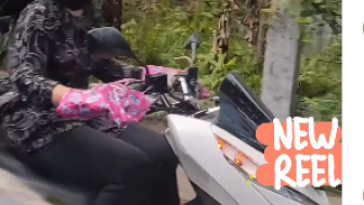 Heboh Emak-emak Nyetir Motor Ketutupan Kerudung Berasa Uji Nyali di Jalanan: Dia Pake Mata Batin