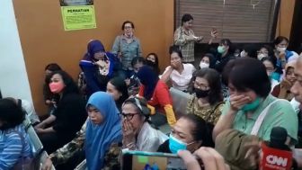 'Gak Adil' Emak-emak Pendukung Bharada E Luapan Kemarahan hingga Nangis di Sidang