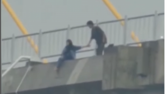 Aksi Nekat Wanita Berhijab Diduga Ancam Loncat dari Atas Jembatan saat Ribut sama Pacar, Netizen Gregetan: Cinta Boleh, Goblok Jangan