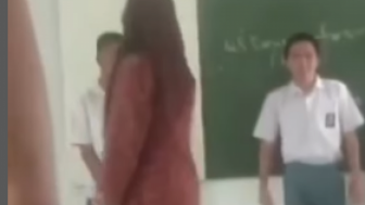 Geram Lihat Murid Merokok di Kelas hingga Ditampar Pakai Buku, Warganet Angkat Topi ke Ibu Guru: Tolong Beri Penghargaan ke Beliau!