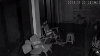 Terekam CCTV Loncat-loncat Menuju Kaca, Ada Pocong Gentayangan di Rumah Jessica Iskandar!