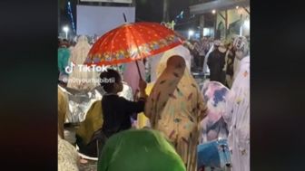 Viral Bocah Laki-laki Rela Kehujanan Demi Payungi Sang Ibu saat Salat Tarawih, Netizen Kagum: Dia Lebih Mendahulukan Surganya