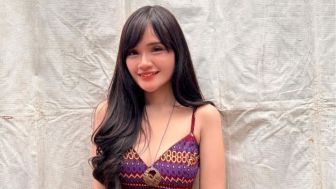 Gak Mau Kalah dengan Ariel Tatum, Fanny Soegi Pamer Rokok Kretek: Loh Jangan Salah!