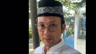 Ambil Wudu saat Bagikan Sajadah di Musala, Denny Sumargo Minta Didoakan Dapat Hidayah