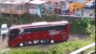 Viral Detik-detik Mengerikan Bus Terguling di Tempat Wisata Guci: Korban Capai 37 Orang, Satu Meninggal