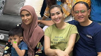 Waduh! Foto Keluarga Iis Dahlia jadi Omongan Gegara Posisi Tangan Suaminya