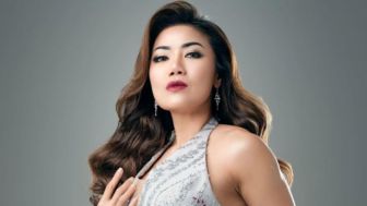 Diam-diam Punya Bakat jadi Model, Potret Seksi Inge Anugrah Bergaun Biru Panen Pujian: Bak Berlian Terpendam Lumpur Tetap Berkilau!