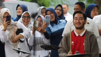 Jeje Govinda Senyum-senyum saat Dikerumuni Emak-emak, Sinyal Bahaya Buat Syahnaz Saqidah: Waspada Ya