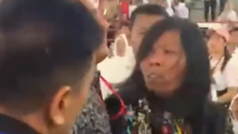 Siram Air dan Lempar Sandal ke Jokowi, Emak-emak di Sumut Viral!