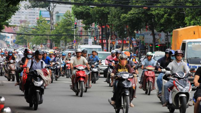 Naik Motor Di Himbau Tidak Boleh Pakai Sendal Jepit ,Banyak Pemotor Kerepotan Kalau Berpergian Jarak Dekat.