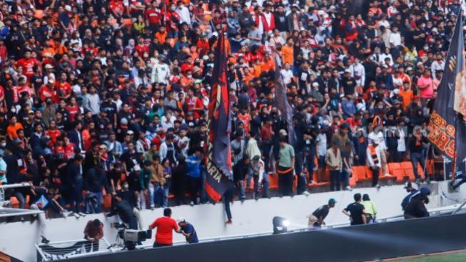 Bikin Malu Gubernur Anies, Momen Robohnya Pagar Tribun Stadion JIS Pas Launching