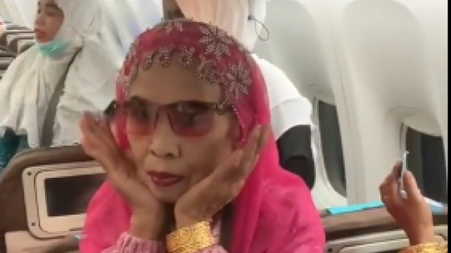 Viral! Emak-emak Rombongan Haji Pamer Perhiasan di Pesawat Bikin Iri Netizen: Mau  Sehappy Ini saat Tua
