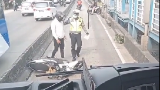 Pemotor Dobel Apes usai Motornya Nyangkut Separator Busway,  Ditilang Polisi Plus Motor Rusak!