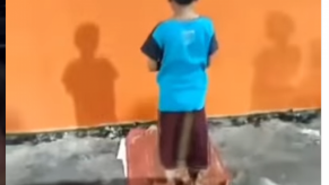 Masya Allah! Bocah Salat di Tribun Stadion Ketuk Hati Netizen: Ya Allah Malu Banget Masih Lalai
